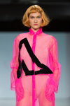 Показ Agne Kuzmickaite — Riga Fashion Week SS16 (наряды и образы: прозрачное платье-рубашка цвета фуксии)