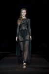 Pokaz Flash You and Me — Riga Fashion Week SS16 (ubrania i obraz: suknia wieczorowa czarna, sandały czarne)