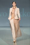 Показ Ivo Nikkolo — Riga Fashion Week SS16 (наряды и образы: бежевый брючный костюм)