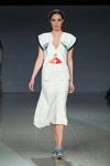 Pokaz Naira Khachatryan — Riga Fashion Week SS16 (ubrania i obraz: kostium biały)