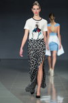 Pokaz Naira Khachatryan — Riga Fashion Week SS16 (ubrania i obraz: top biały, spódnica maksi z rozcięciem)