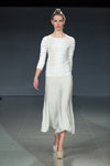 Показ Naira Khachatryan — Riga Fashion Week SS16 (наряды и образы: белый джемпер, бежевая юбка миди)