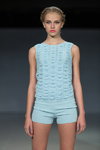 Показ Naira Khachatryan — Riga Fashion Week SS16 (наряди й образи: блакитний топ, блакитні шорти)
