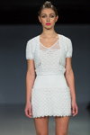 Desfile de Naira Khachatryan — Riga Fashion Week SS16 (looks: vestido blanco corto)
