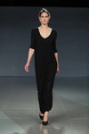 Показ Naira Khachatryan — Riga Fashion Week SS16 (наряды и образы: чёрное вечернее платье с декольте, чёрные туфли)