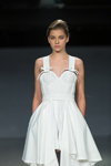 Desfile de Lena Lumelsky — Riga Fashion Week SS16 (looks: vestido blanco)