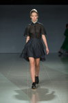 Паказ Lena Lumelsky — Riga Fashion Week SS16 (нарады і вобразы: чорная празрыстая блуза з кароткім рукавом, чорныя шорты, чорныя туфлі)