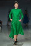 Pokaz Lena Lumelsky — Riga Fashion Week SS16 (ubrania i obraz: sukienka midi zielona, półbuty czarne)