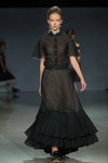 Desfile de Lena Lumelsky — Riga Fashion Week SS16 (looks: maxi vestido negro)