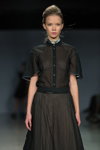 Desfile de Lena Lumelsky — Riga Fashion Week SS16 (looks: vestido negro)