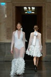 Desfile de M-Couture — Riga Fashion Week SS16 (looks: vestido de noche blanco)