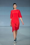 Desfile de Natālija Jansone — Riga Fashion Week SS16 (looks: vestido rojo)