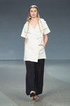 Pokaz Pohjanheimo — Riga Fashion Week SS16 (ubrania i obraz: żakiet biały, spodnie czarne)
