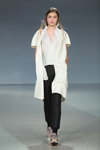 Pokaz Pohjanheimo — Riga Fashion Week SS16 (ubrania i obraz: palto białe, bluzka biała, spodnie czarne)