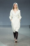 Показ Pohjanheimo — Riga Fashion Week SS16 (наряди й образи: біле пальто з капюшоном, чорні колготки)