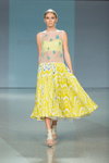 Pokaz Zulfiya Sulton — Riga Fashion Week SS16 (ubrania i obraz: sukienka mini z nadrukiem, biustonosz opaska żółty)