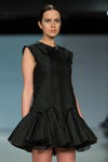 Pokaz Zulfiya Sulton — Riga Fashion Week SS16 (ubrania i obraz: suknia koktajlowa czarna)
