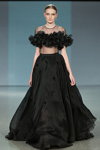 Desfile de Zulfiya Sulton — Riga Fashion Week SS16 (looks: vestido de noche negro)