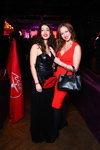 Спортивная новогодняя вечеринка "Союз 2015" (наряды и образы: чёрное вечернее платье, красно-чёрная сумка, красное платье, чёрная сумка, чёрные колготки, чёрные туфли)
