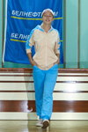 У Мінську пройшла презентація одягу нового білоруського бренду SVT (наряди й образи: бежева спортивна куртка, блакитні брюки)