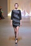 Modenschau von Anastasiia Ivanova — Ukrainian Fashion Week FW15/16 (Looks: schwarzes gestreiftes Mini Kleid, schwarze Pumps)