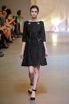 Показ Anastasiia Ivanova — Ukrainian Fashion Week FW15/16 (наряды и образы: чёрное платье, чёрные туфли)