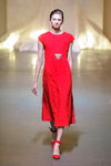 Desfile de Anastasiia Ivanova — Ukrainian Fashion Week FW15/16 (looks: zapatos de tacón rojos, vestido rojo)
