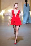 Modenschau von Anastasiia Ivanova — Ukrainian Fashion Week FW15/16 (Looks: rotes Mini Kleid, rote Pumps)