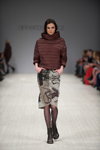 Pokaz Annette Görtz — Ukrainian Fashion Week FW15/16 (ubrania i obraz: pulower brązowy pikowany, spódnica z nadrukiem, kozaki czarne, cienkie rajstopy czarne)