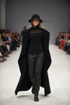 Modenschau von Annette Görtz — Ukrainian Fashion Week FW15/16 (Looks: schwarzer Hut, schwarzer Pullover, schwarzer Mantel, schwarze Hose, schwarze Stiefel)