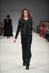 Desfile de Annette Görtz — Ukrainian Fashion Week FW15/16 (looks: jersey negro, pantalón negro)