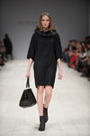 Modenschau von Annette Görtz — Ukrainian Fashion Week FW15/16 (Looks: schwarze Handtasche, schwarzes Kleid)
