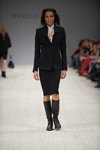 Modenschau von Annette Görtz — Ukrainian Fashion Week FW15/16 (Looks: schwarzer Damen Anzug (Blazer, Rock), weiße Bluse, schwarze Stiefel)