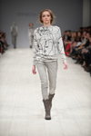 Desfile de Annette Görtz — Ukrainian Fashion Week FW15/16 (looks: jersey con cremallera gris estampado, pantalón gris, )