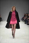 Modenschau von BOBKOVA — Ukrainian Fashion Week FW15/16 (Looks: schwarzer Mantel, , rosaner Mini Rock, schwarze Netzstrumpfhose, graue Pumps)