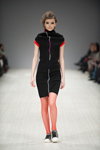 Modenschau von BOBKOVA — Ukrainian Fashion Week FW15/16 (Looks: schwarzes Kleid, rote Netzstrumpfhose, grauSneakers)