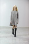 Modenschau von DOMANOFF — Ukrainian Fashion Week FW15/16 (Looks: graues Kleid, schwarze Stiefel)