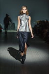 Mariya Melnyk. Modenschau von Elena Burenina — Ukrainian Fashion Week FW15/16 (Looks: silbernes Top, schwarzer Rock)