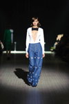 Modenschau von FROLOV — Ukrainian Fashion Week FW15/16 (Looks: blaue Jeans, weiße Bluse)