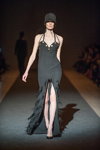 Desfile de Julia Aysina — Ukrainian Fashion Week FW15/16 (looks: vestido de noche con abertura negro, zapatos de tacón negros)