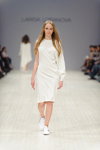 Pokaz Larisa Lobanova — Ukrainian Fashion Week FW15/16 (ubrania i obraz: sukienka biała)
