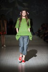 Pokaz Marta WACHHOLZ — Ukrainian Fashion Week FW15/16 (ubrania i obraz: pulower zielony, spodnie szare)