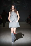 Modenschau von Marta WACHHOLZ — Ukrainian Fashion Week FW15/16 (Looks: graues Mini Kleid, graue Stiefel)