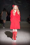 Показ Marta WACHHOLZ — Ukrainian Fashion Week FW15/16 (наряды и образы: красное пальто, красные шнуровки, блонд (цвет волос))
