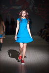 Desfile de Marta WACHHOLZ — Ukrainian Fashion Week FW15/16 (looks: vestido azul claro, zapatos de tacón rojos)