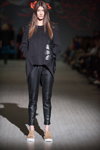 Desfile de Marta WACHHOLZ — Ukrainian Fashion Week FW15/16 (looks: pantalón de piel negro, zapatos de tacón cueros, túnica negra)