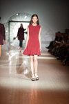 Modenschau von PODOLYAN — Ukrainian Fashion Week FW15/16 (Looks: rotes Mini Kleid, schwarze Sandaletten)