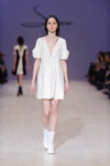 Alina Paniuta. Pokaz SEREBROVA — Ukrainian Fashion Week FW15/16 (ubrania i obraz: sukienka mini z dekoltem biała, kozaki białe perforowane)