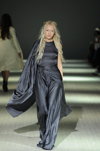 Modenschau von Whatever — Ukrainian Fashion Week FW15/16 (Looks: graues Abendkleid, blonde Haare)