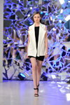 Desfile de Anastasiia Ivanova — Ukrainian Fashion Week SS16 (looks: vestido chaleco blanco, vestido negro corto, sandalias de tacón negras)
